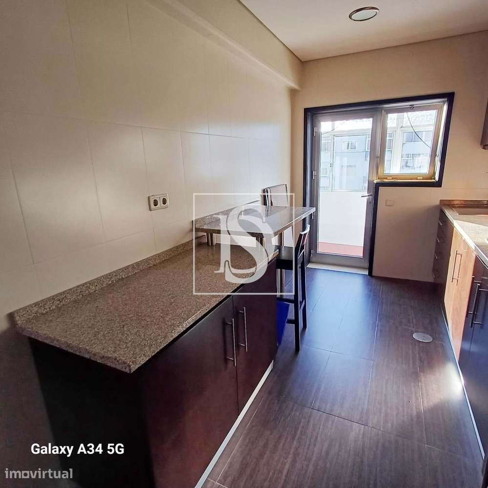 Excelente T2 com terraço e garagem em Box-24