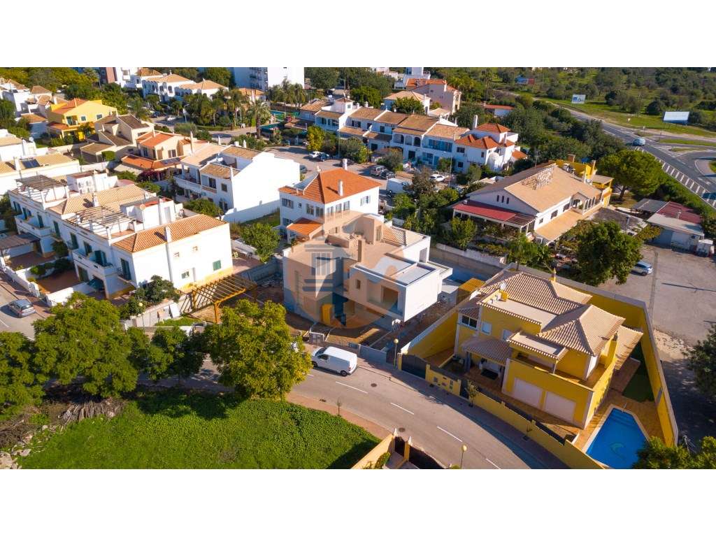 Moradia Isolada V4 com Piscina em Construção-31