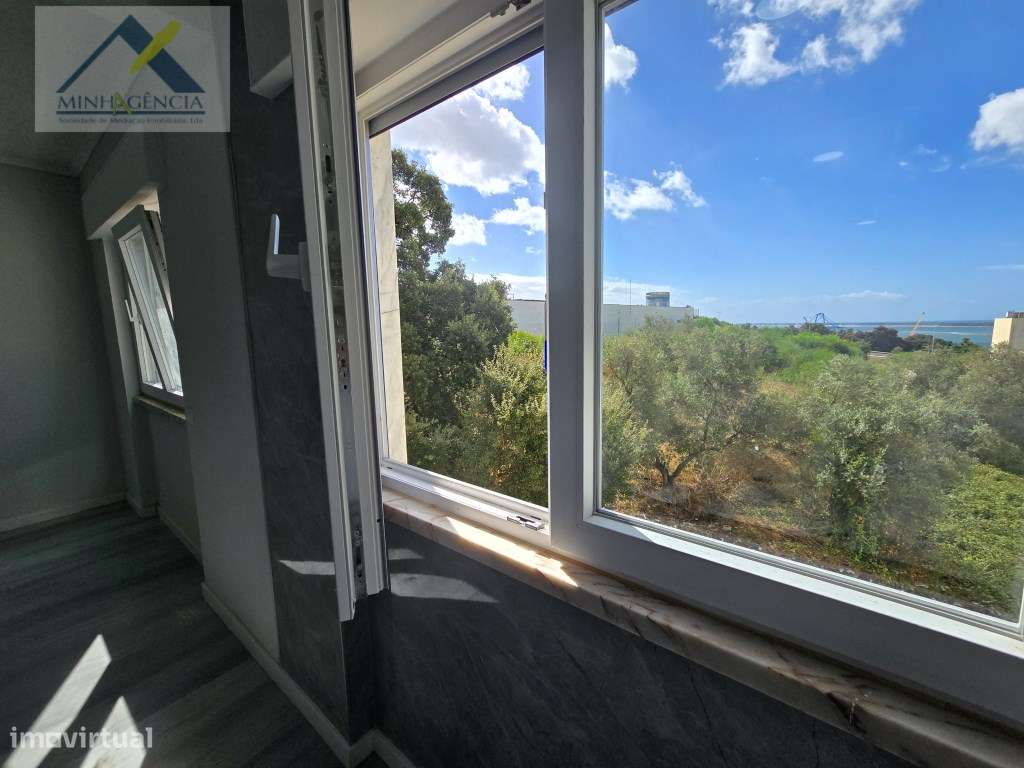 Apartamento T2 remodelado com arrecadação em Setúbal-4