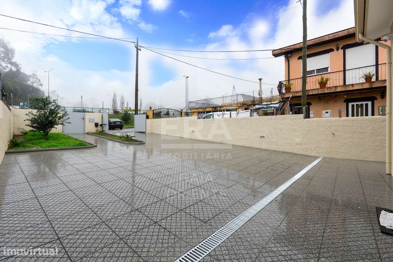 Moradia T3 Renovada junto à A1 nos Carvalhos-5