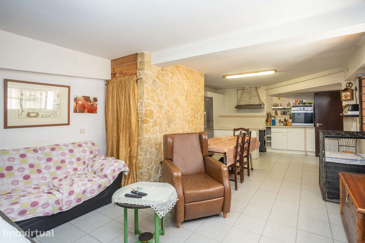 Moradia Geminada com Jardim, Cave e Garagem.-23