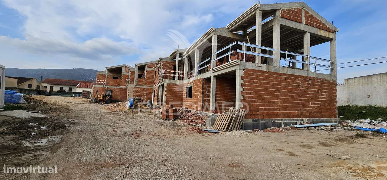 Terreno urbano com 6 moradias em construção - Grande imagem: 2/18