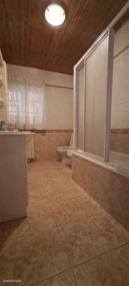 Moradia T5 com garagem e jardim em Miranda do Douro-26