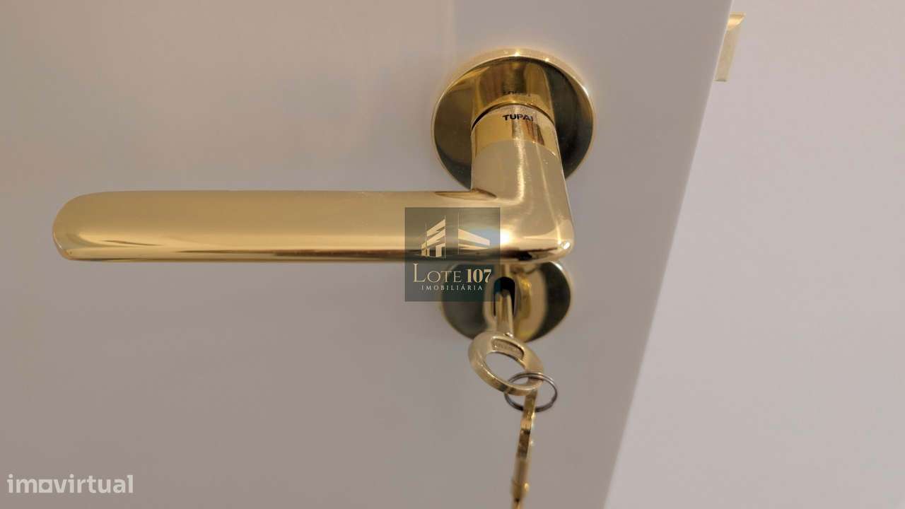 Apartamento T2 Novo em Val Flores-21