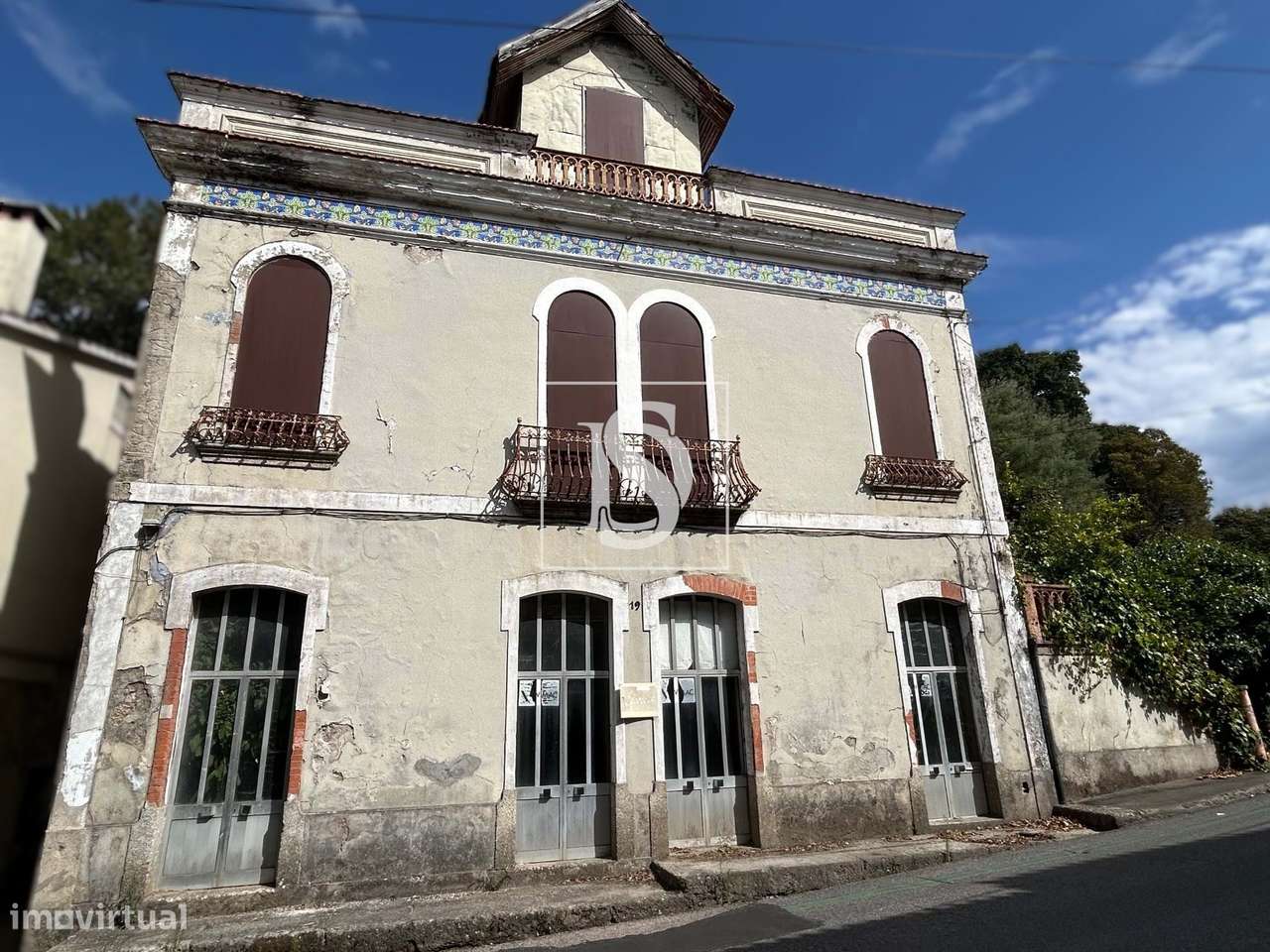 Moradia T5 com  3 pisos, para recuperação em Vimieiro - Grande imagem: 3/10