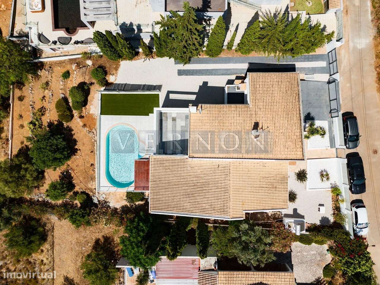 Moradia Renovada T4 com Vista Rio Arade, Piscina e 2.450 m² de Terreno-46