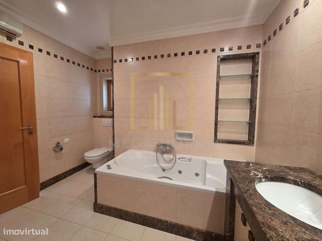 Moradia T5 com piscina + Apartamento T3, em centro de Lagoa (Algarve)-34