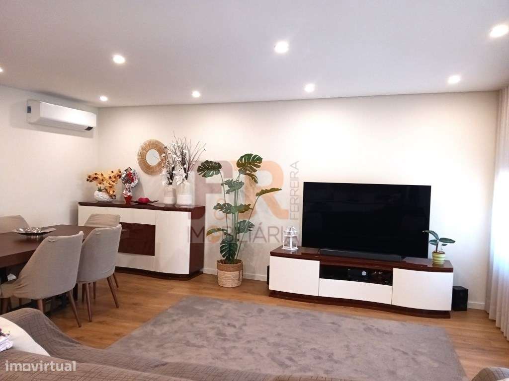 Excelente !!Apartamento T2 Semi- Novo com Varanda e Garagem-2