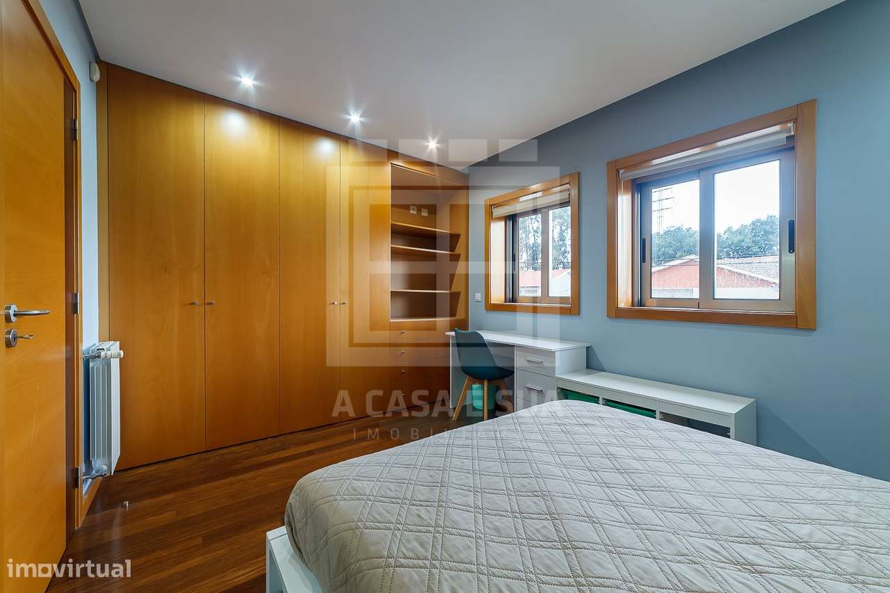 MORADIA T4+1 C/PISCINA EM COND FECHADO 3 FRENTES-25