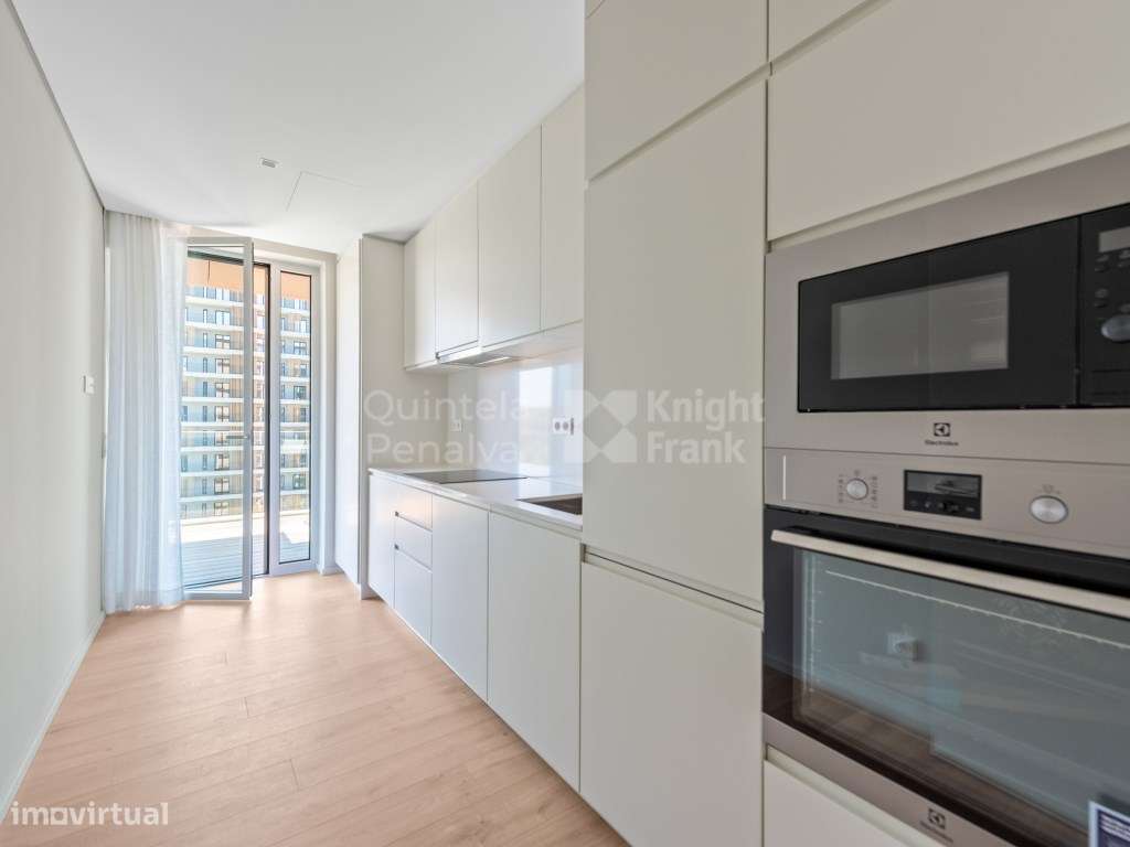 Apartamento T2 com terraço e garagem entre Monsanto e Miraflores-6