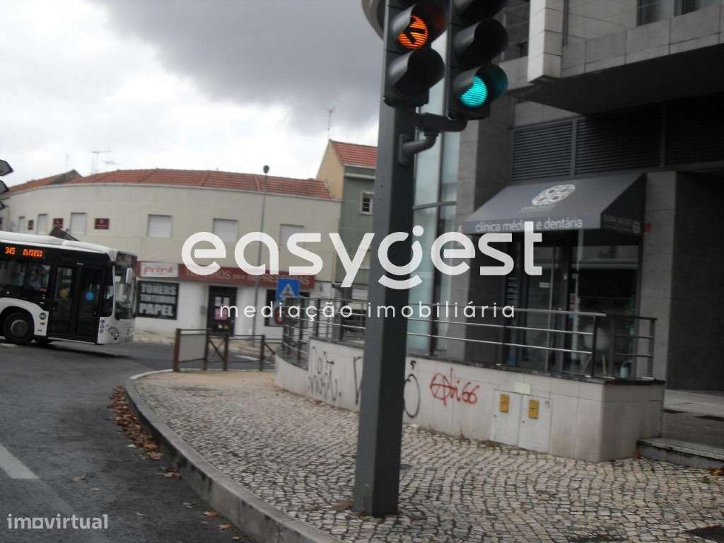Loja no centro de Alverca em edifício com excelentes áreas - Grande imagem: 4/14