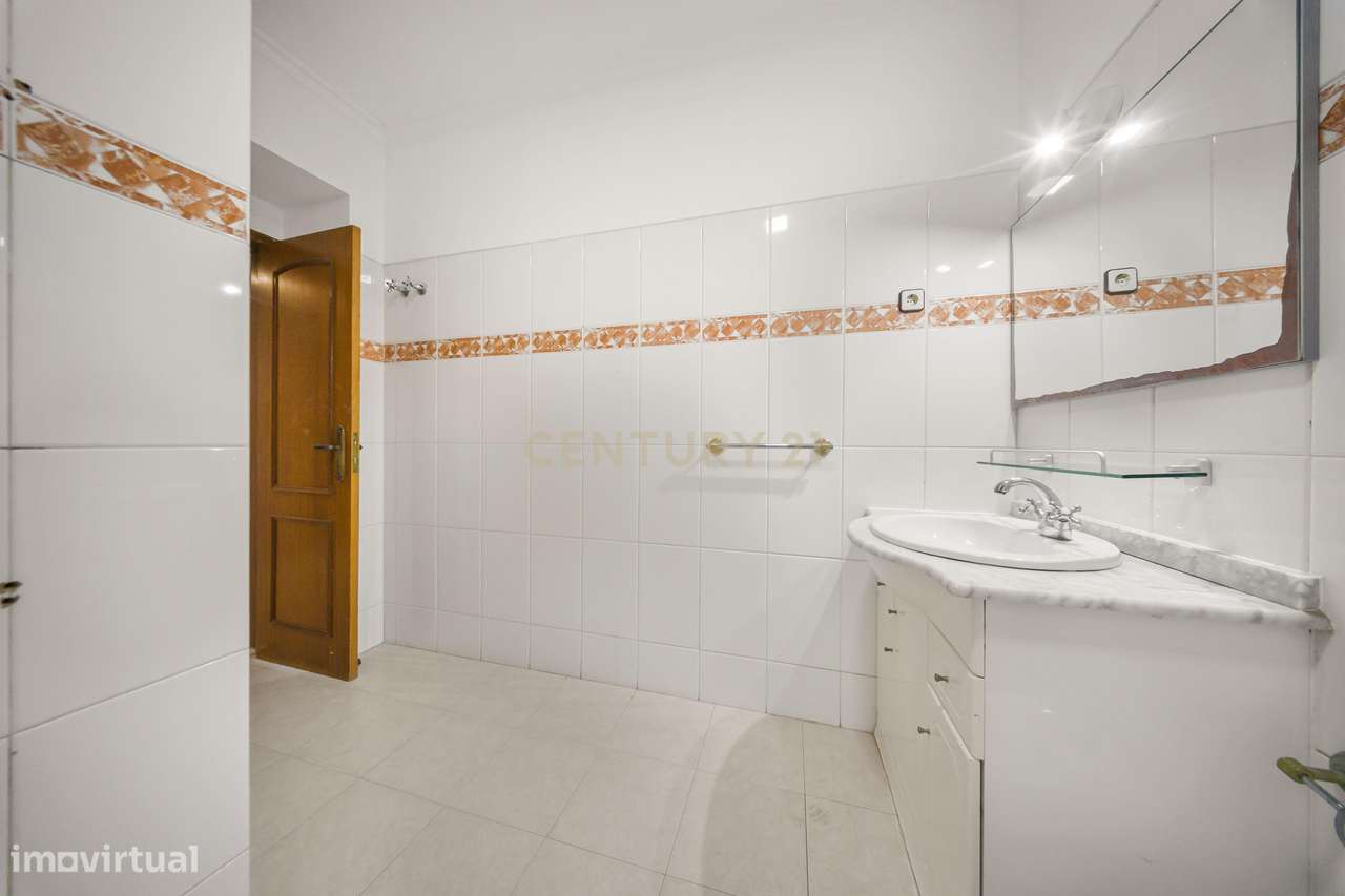 T3 Luminoso em Santa Marta do Pinhal – Espaço e Conforto no Coração de-17