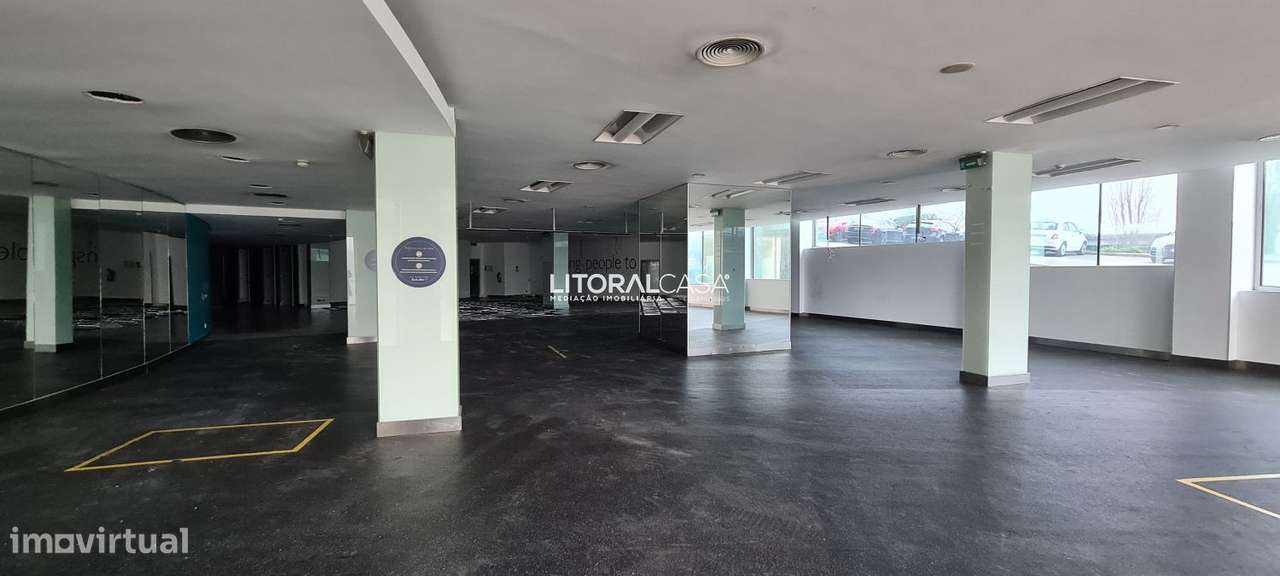 Loja de 2 Pisos e 100 Estacionamentos - 4.204 m2 - Grande imagem: 4/26