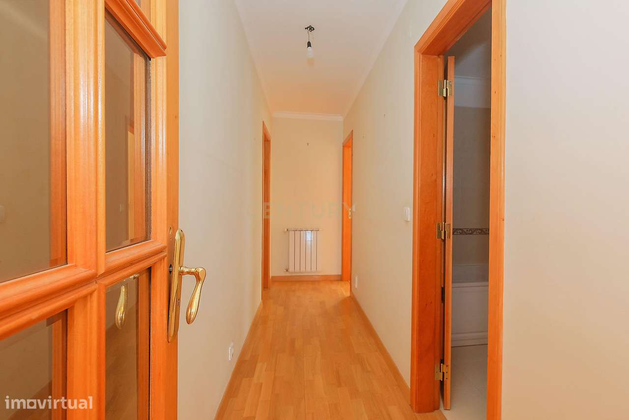 Apartamento T3 luminoso na Parede com varandas, garagem e arrecadação-16