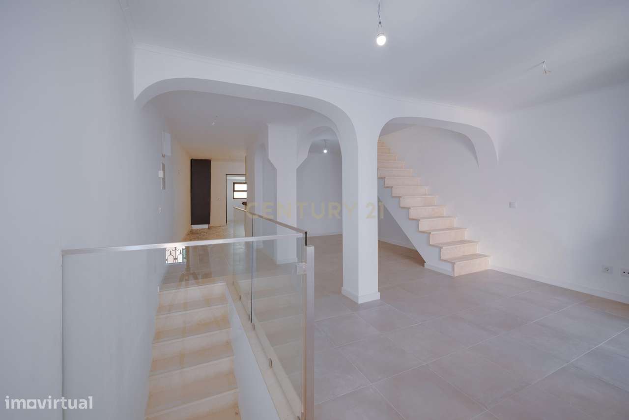 Prédio c/ 2 apartamentos (T1 e T2) com Pátio e Terraço - Centro Histór-23