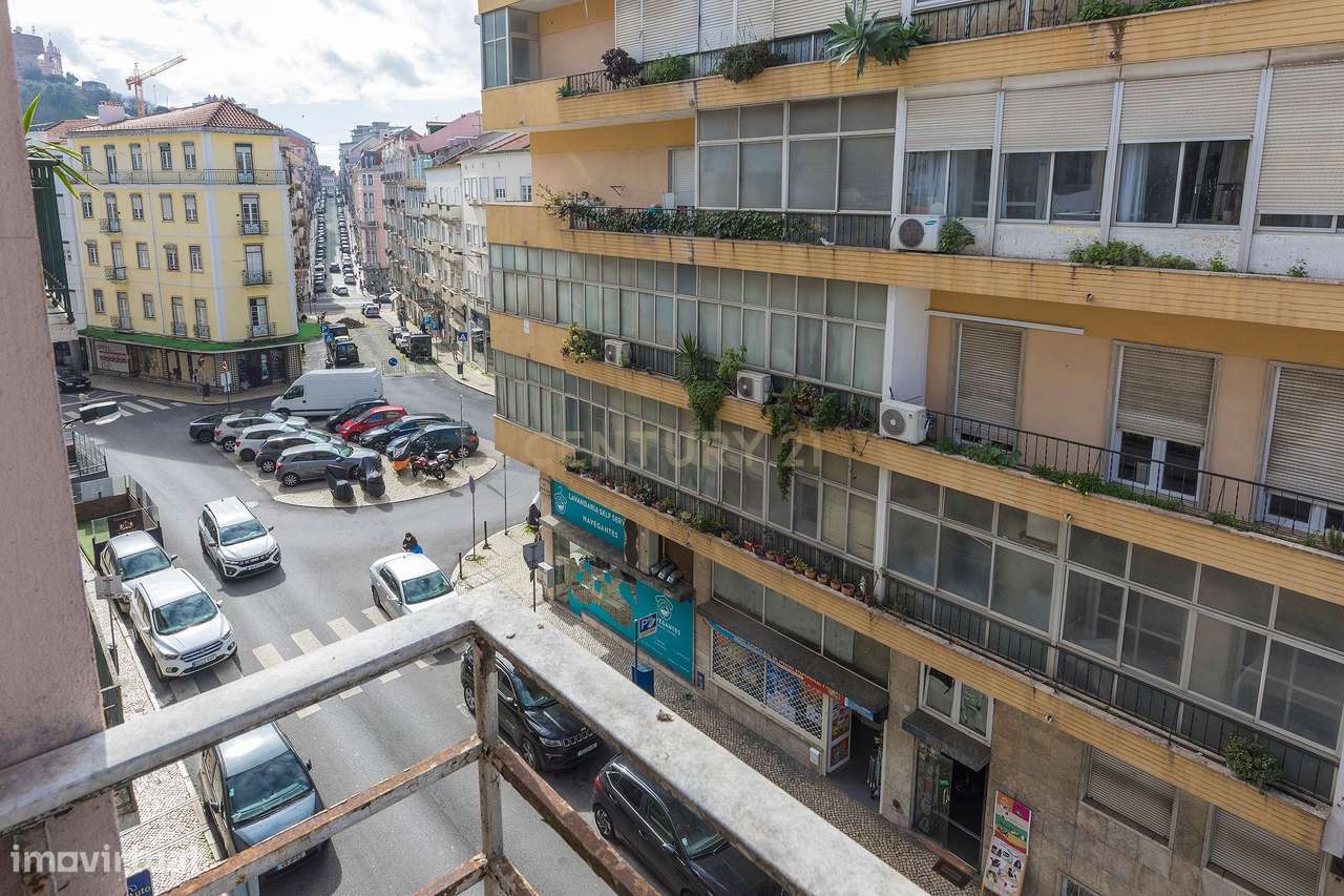 Prédio em propriedade Total | 3 Apartamentos T2+1 e Loja | Lisboa | A-28