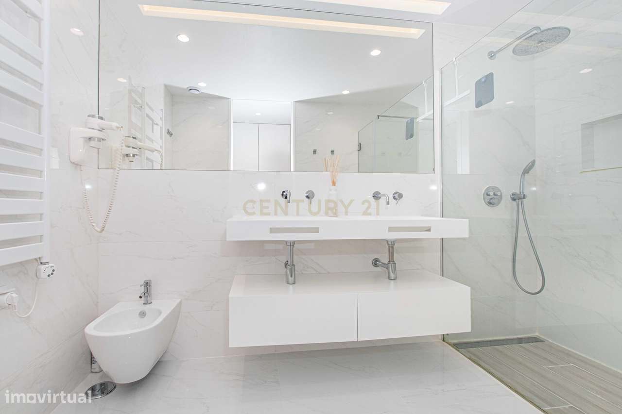 T4 Exclusivo com Terraço e Box para 2 Carros no Jardim da Amoreira-17