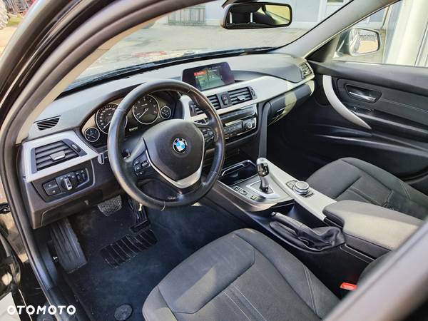 BMW Seria 3 320d xDrive - 26