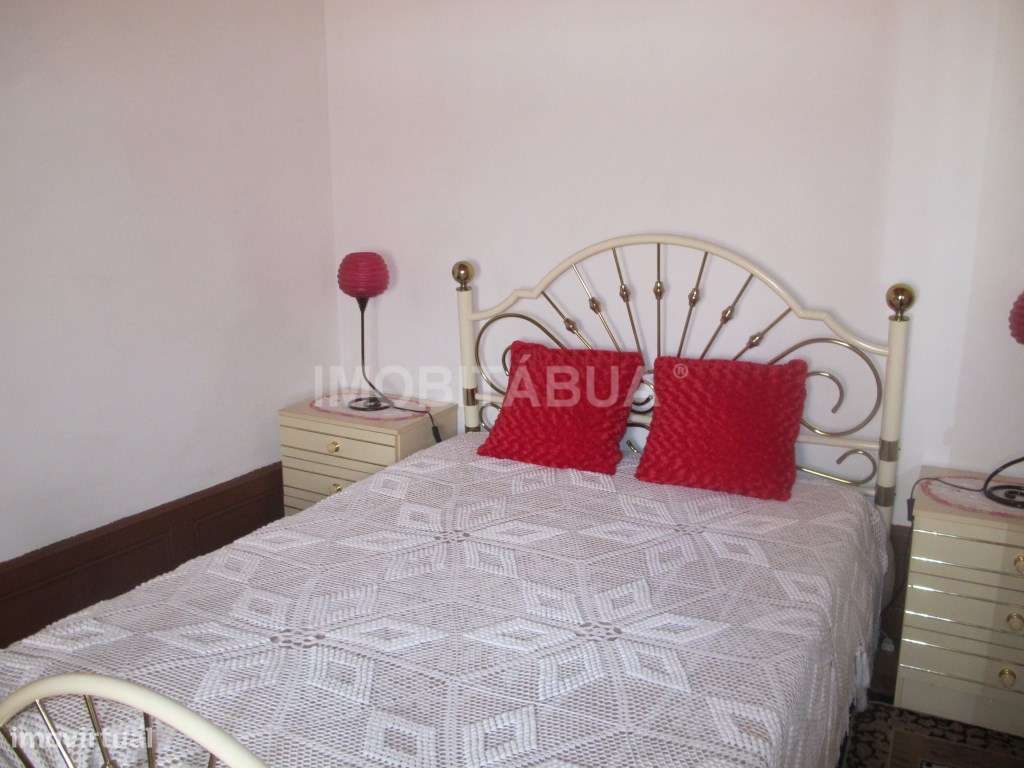 Moradia tradicional com 4 quartos com um grande jardim, pátio, área...-11