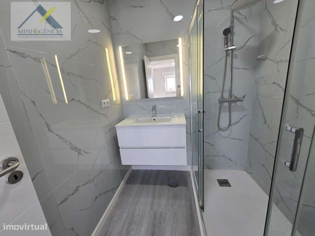 Apartamento T2 remodelado com arrecadação em Setúbal-16