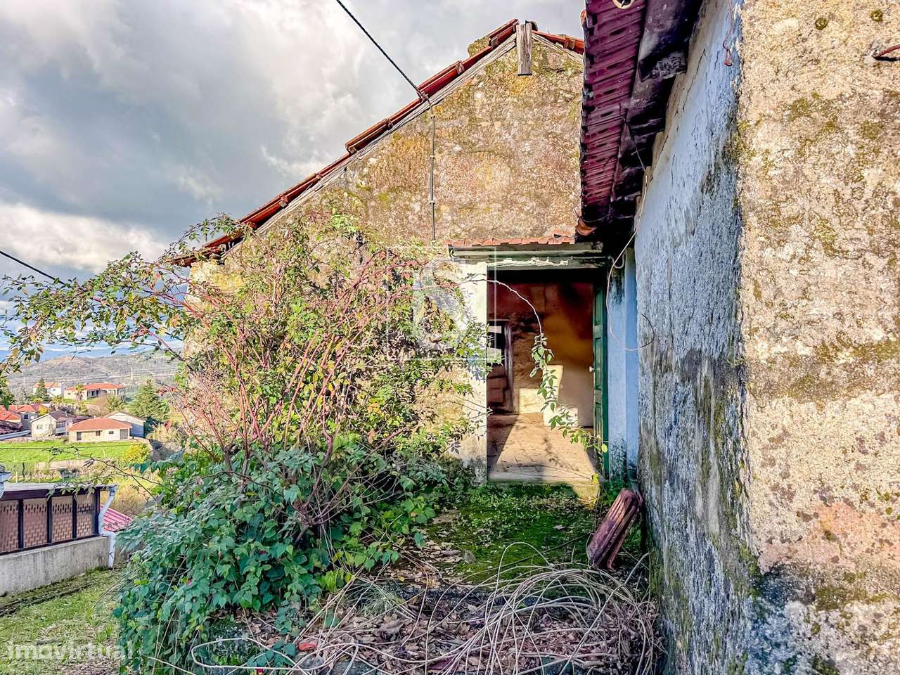 Moradia T2 para Restauro | Paredes de Viadores - Grande imagem: 4/33