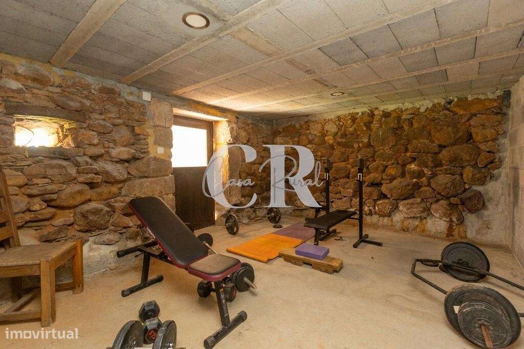 Fantástica moradia isolada em pedra com 3 quartos, varanda, pátio, ter-22
