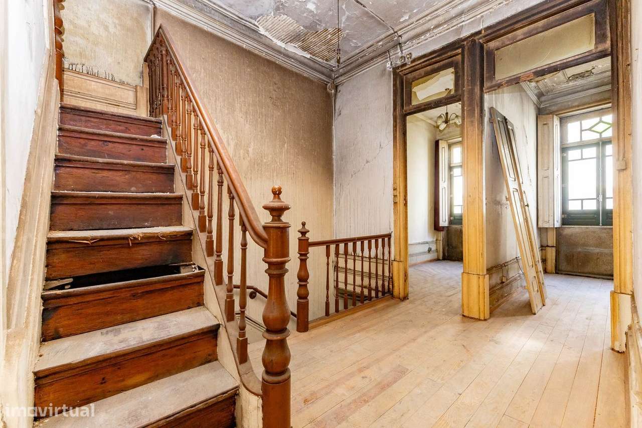 Andar Moradia T4 Duplex para Renovação Total-9