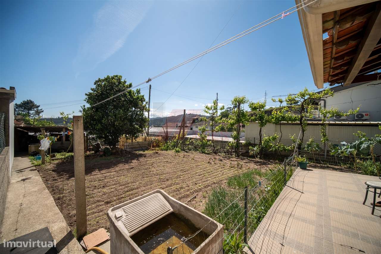 Moradia Espaçosa com 3 Habitações Independentes, Garagens e Terreno –-39
