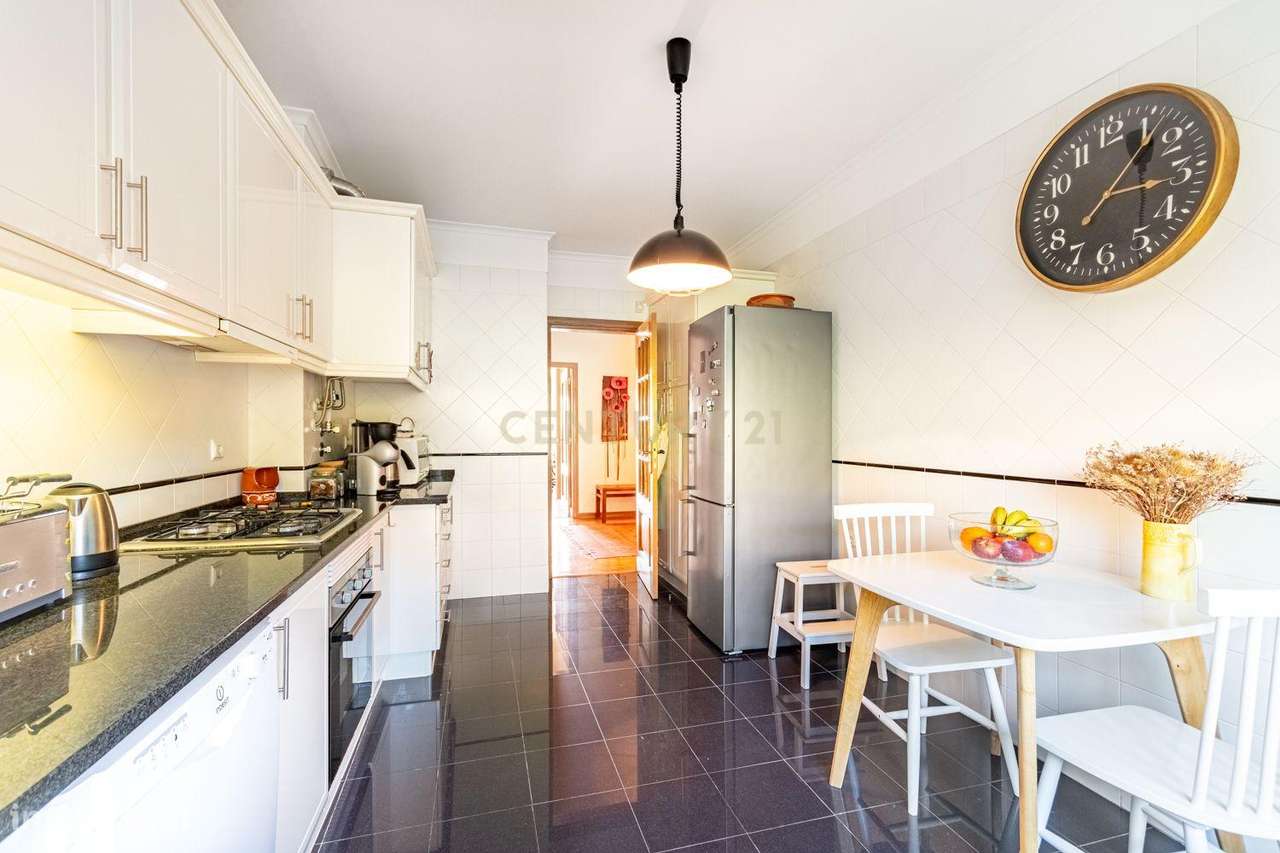 T3 no Bairro de Santa Teresinha – Junto aos Jardins da Parede - Grande imagem: 4/29