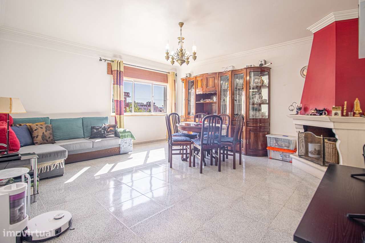Apartamento T3 c/ 2 WCs e Sala c/ Lareira em Monte Abraão, Sintra-9