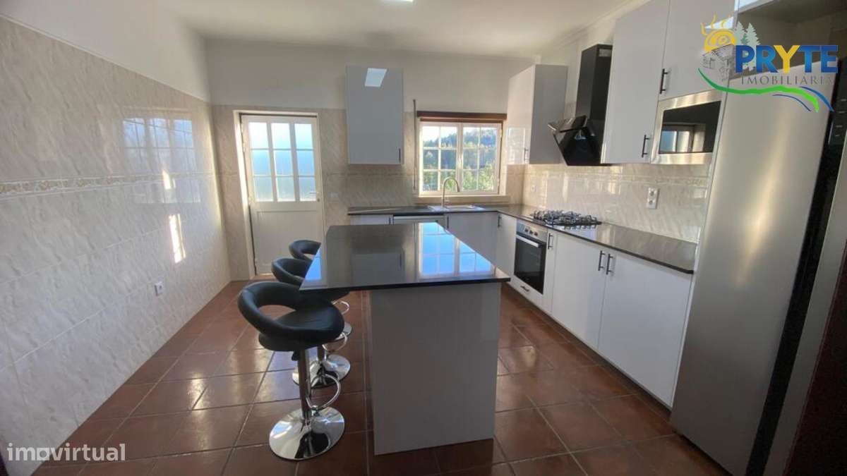 Moradia em Excelentes Condições com Amplo Terreno - Oportunidade Única-37