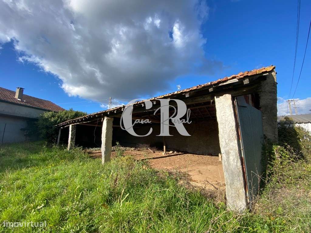 Casa de campo isolada em pedra com terreno-10