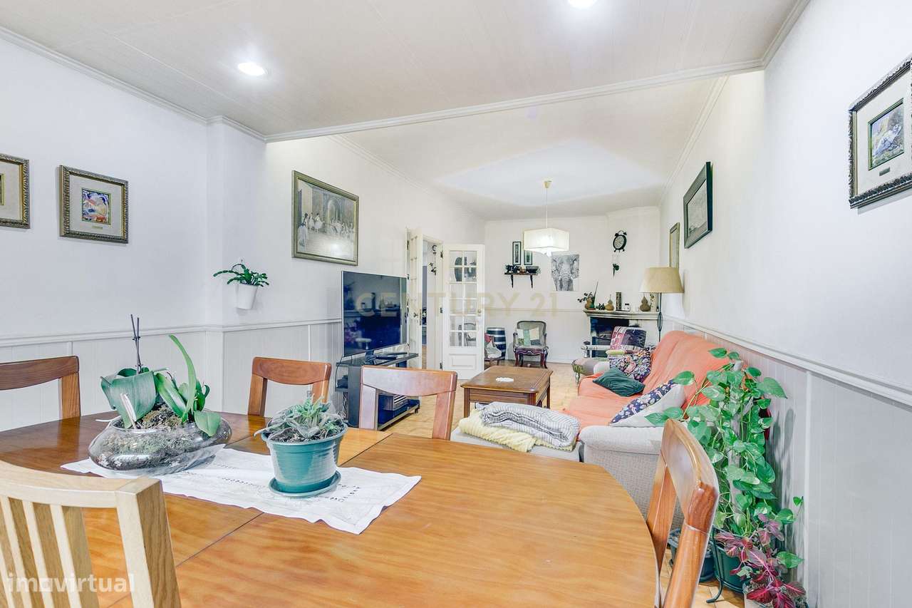 Espaçoso apartamento T4 transformado em T3-5