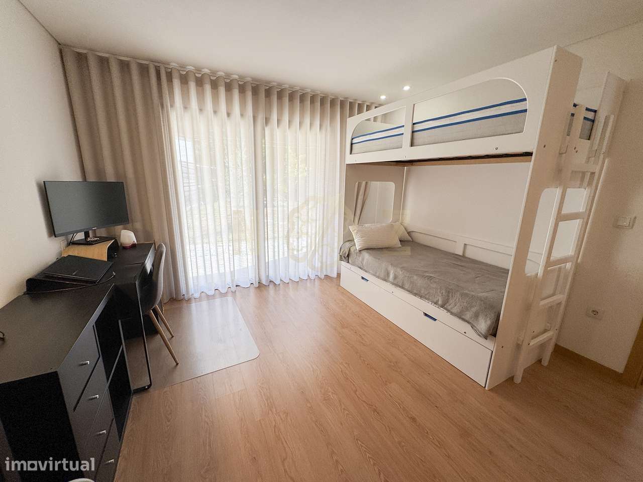 Moradia em Banda T2 - Enorme Jardim privado-7