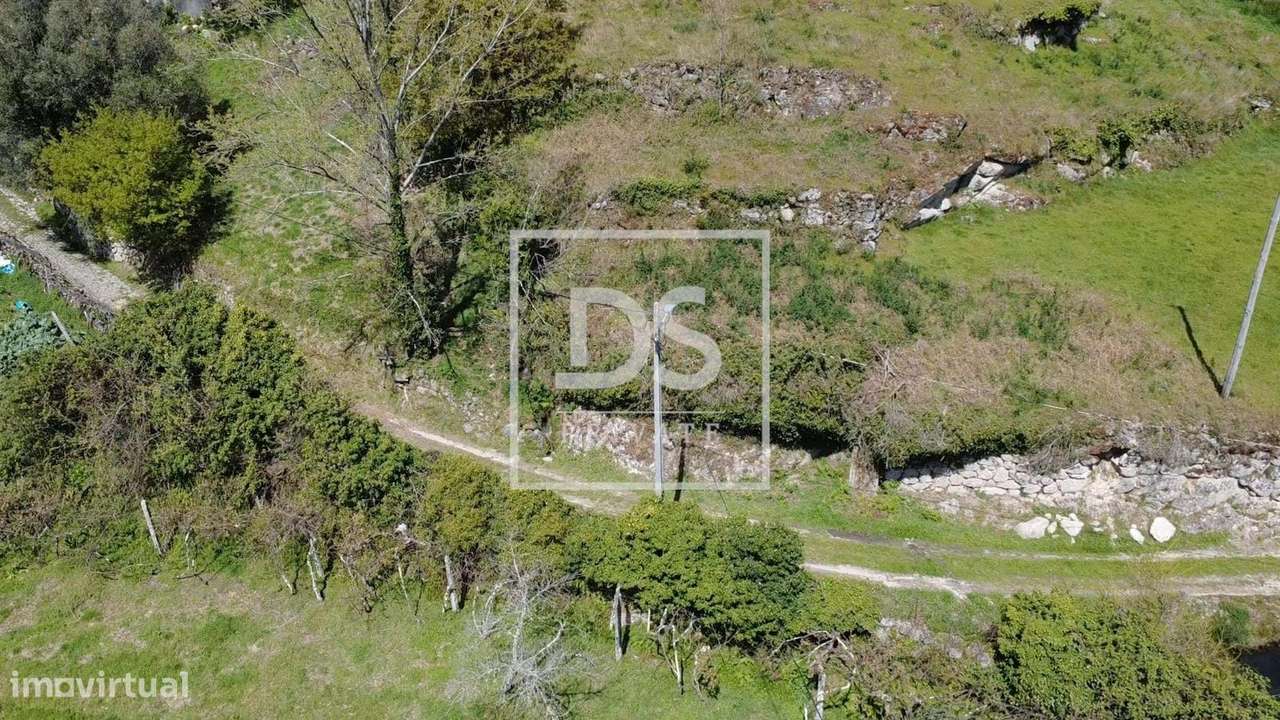 Terreno com duas Moradias em Ruínas - Grande imagem: 4/11