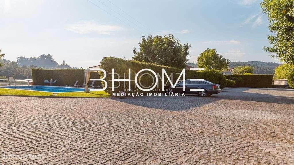 Propriedade com Casa em Pedra, T6, com piscina e campo de jogos-8