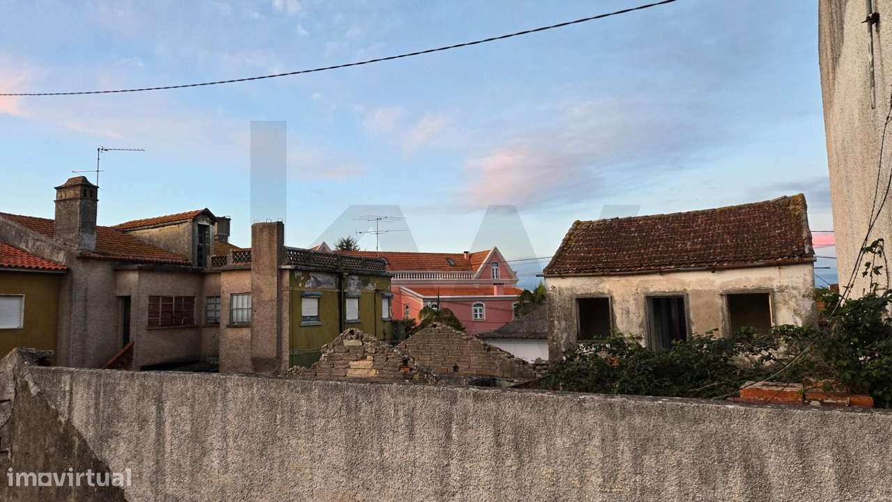Moradia Para Recuperar no centro da Granja do Ulmeiro - Grande imagem: 5/6