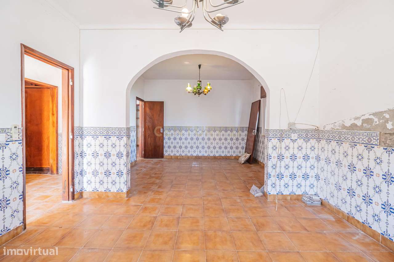 Moradia T3 com Quintal Amplo, Garagem e Anexo – Zona Tranquila da Moit-8