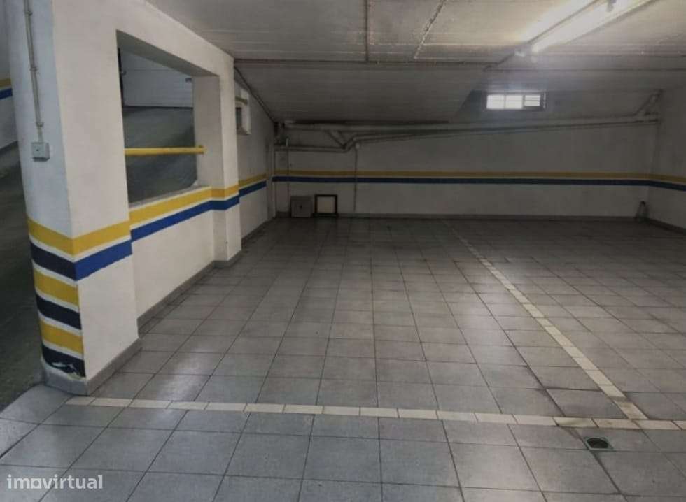 T4 com Garagem e Varanda no Prior Velho-23