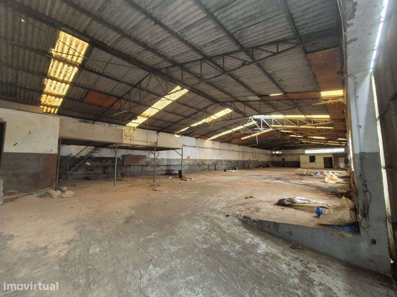 Armazém com Moradia na rua Regadio - Santa Maria da Feira-5