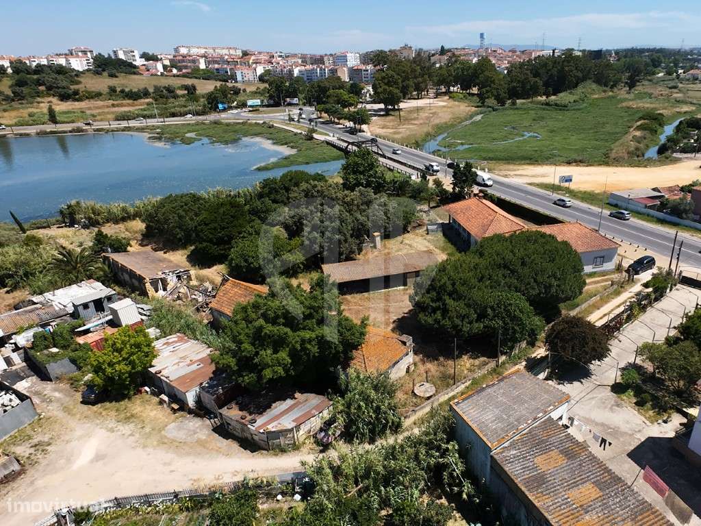 Moradia T3 + Área Terreno 4.150m2 + Atracadouro // P/Recuperar-18