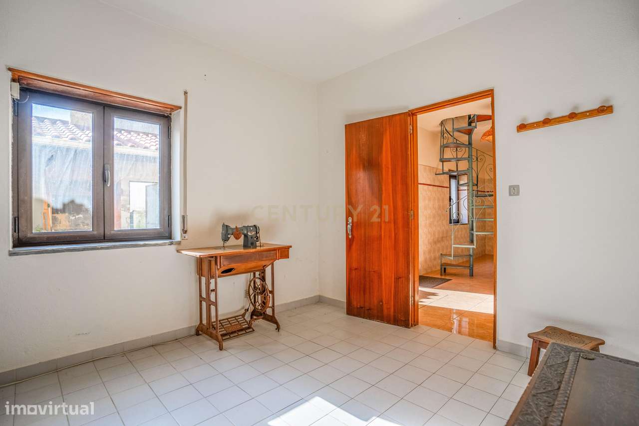 Moradia Bifamiliar com 2 Armazéns de Grande Dimensão-21