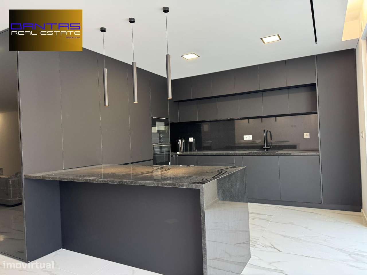 Gaveto T4 já com a estrutura concluída, lote 400m2-16