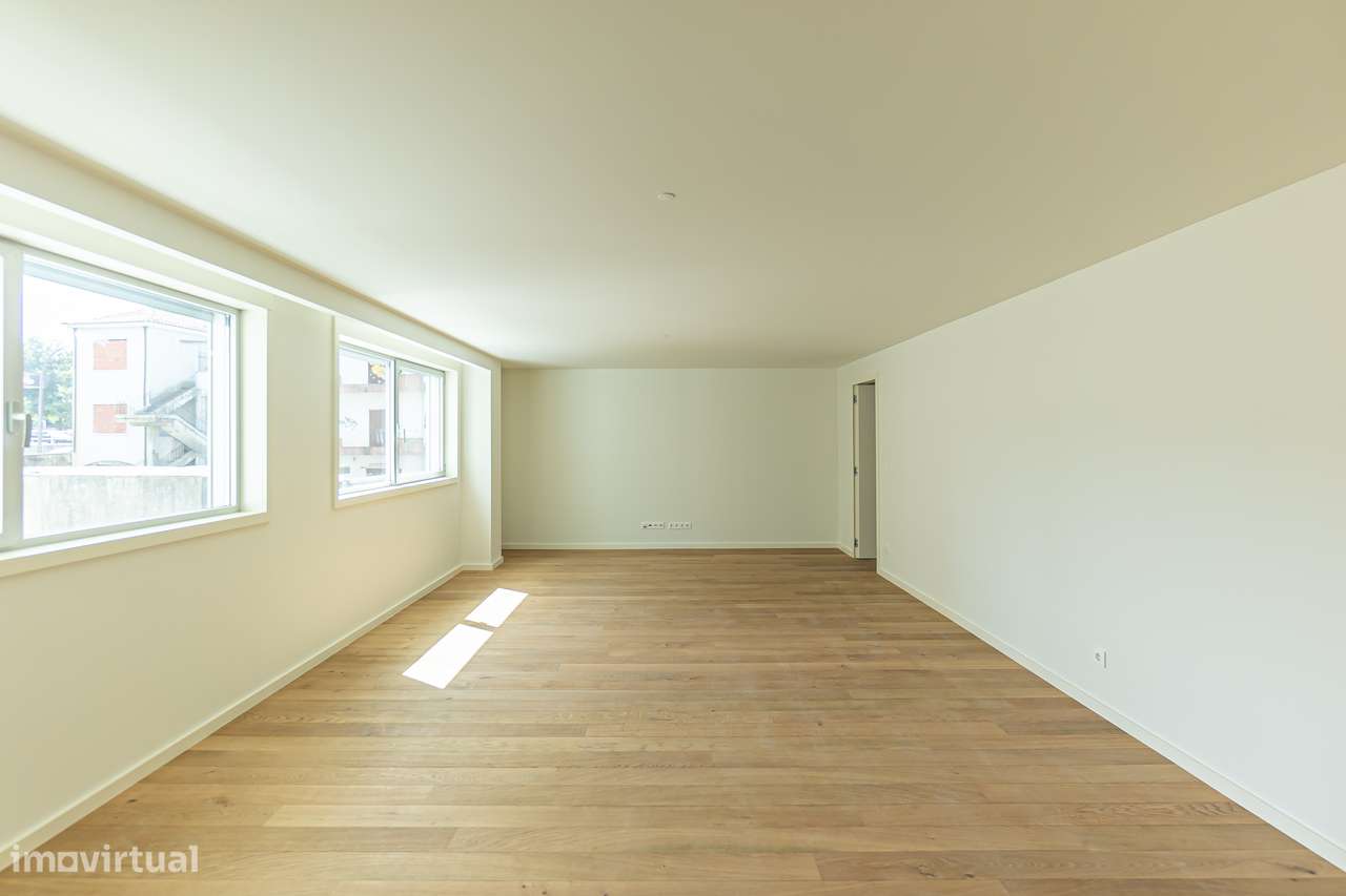 T3 Novo em Condomínio com Jardim, 3 Garagens, Permuta Possível - Grande imagem: 4/24