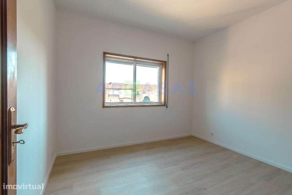 Apartamento T2 renovado, com lugar de garagem e varanda em Baguim do M-14