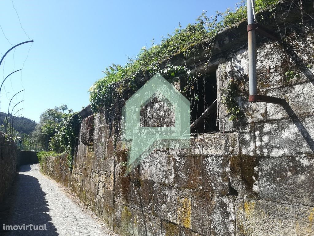 Propriedade com ruínas bons acessos Souto- Guimarães