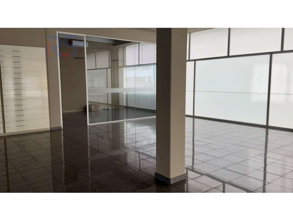 Loja de 4 frentes Porto Egas Moniz-20