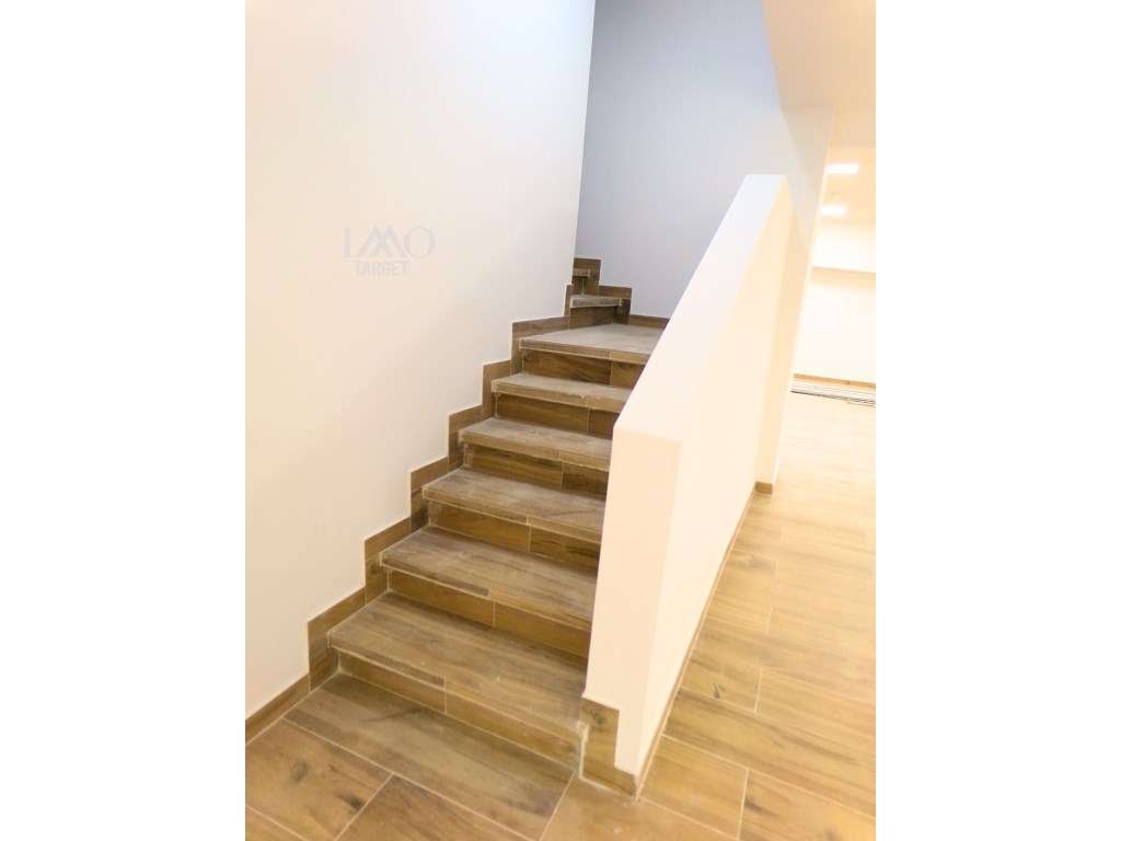 Espaço comercial com 586m² em Benfica-12