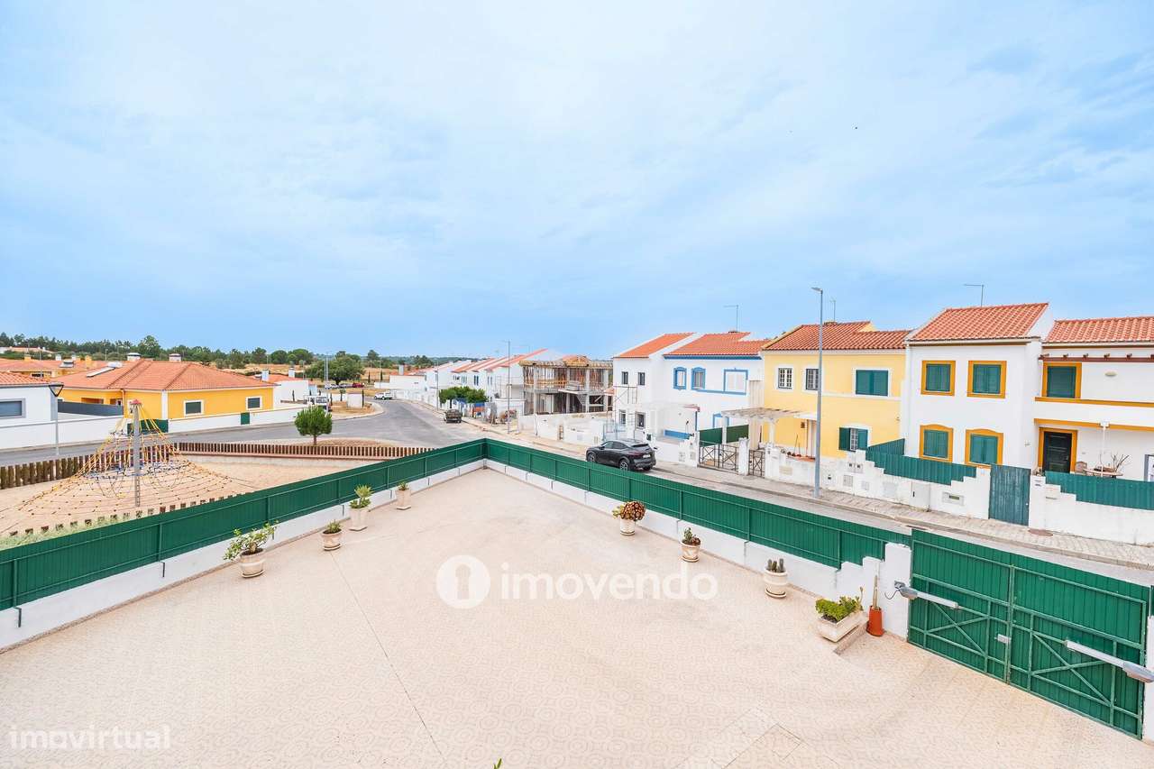 Moradia T4 com garagem e espaço exterior enorme, em Coruche-41