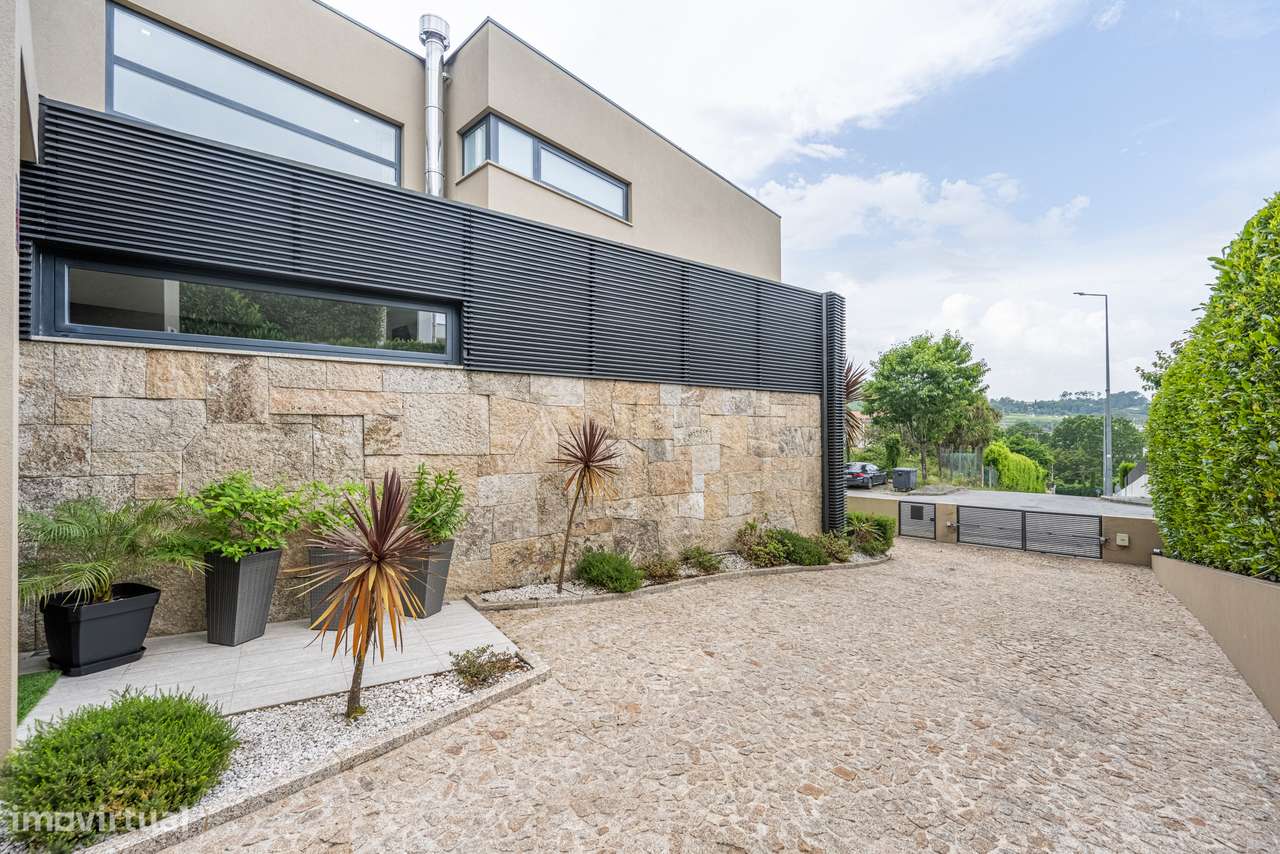 Moradia T4 com Rooftop Panorâmico e Piscina Privativa em GUIMARÃES-44